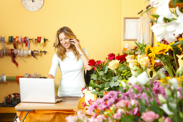 Woman in flower shop - Foto, Imagem