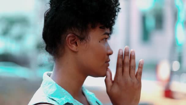 Щаслива молода афроамериканська жінка дивлячись Скайворд в молитві, духовний зв'язок з вищою владою стоїть в парку в тихому медитативному спогляданні - Кадри, відео
