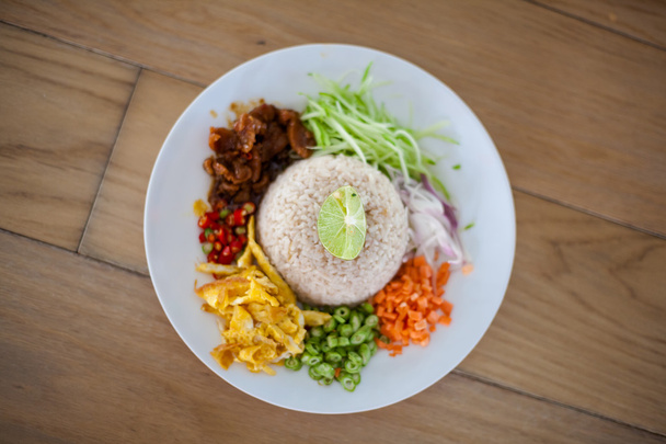 Thaise rijst Khao Kluk Kapi - Foto, afbeelding