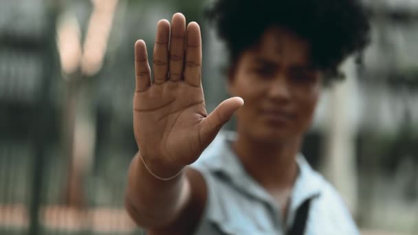 Primo piano della mano della donna Segnalazione di arresto con mano sollevata, esprimendo rifiuto - Filmati, video