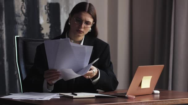 Молода кавказька жінка бізнесмен злий читати документи кидаючи документи в ефір в офісі. управління стресом, проблеми з психічними розладами, втрата темпераменту, реакція на невдачу. концепція терміну - Кадри, відео