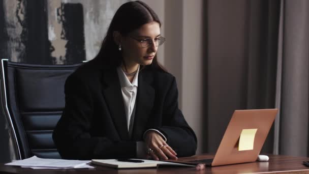 Okos fiatal nő meglepte az új munkalehetőséget olvasás bejövő üzenetek munkahelyi közeli. A kaukázusi barna nő csodálkozik, hogy jó híreket olvas a laptopon. A lány menedzser elégedett a munkával. Magas - Felvétel, videó