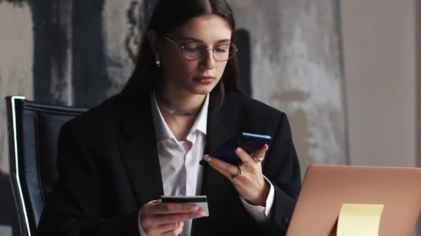 Ofis çalışanı beyaz iş kadını yönetici banka müdürü telefon ve kredi kartı bankacılığı online servis alışverişi akıllı telefon döviz alışverişi ile. Yüksek - Video, Çekim