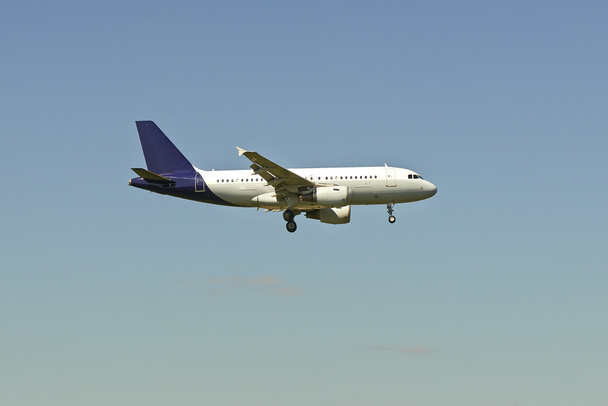 αεριωθούμενο αεροπλάνο, προσγείωση στο φωτεινό ουρανό - Φωτογραφία, εικόνα