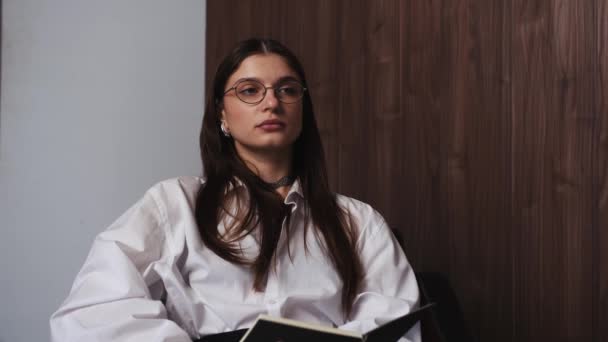 Close Up of Caucasian shocked Therapist psychologist Talking Sitting in a Modern Industrial Office Space, Writing Down Notes and Filling Out the Form shoking news. Concepto de Salud Mental. Alta calidad - Metraje, vídeo