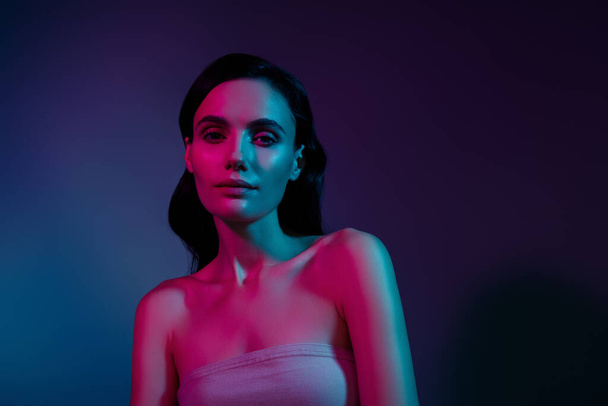 Портрет женщины взгляд стоять изолированы на многоцветной ярко-ультрафиолетового неонового фона. - Фото, изображение