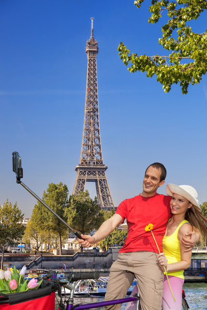 Pár vesz Selfie, a párizsi Eiffel-torony - Fotó, kép