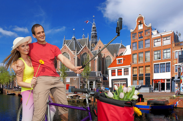 Pareja tomando selfie en Amsterdam, Holanda
 - Foto, Imagen