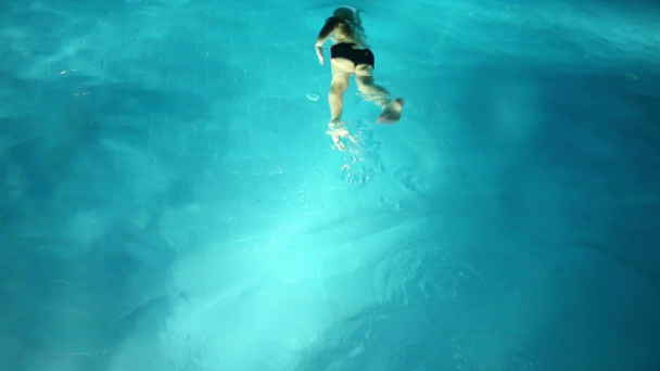 Menino nada debaixo de água
 - Filmagem, Vídeo