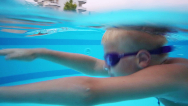 μικρό αγόρι που κολυμπά στην πισίνα - Πλάνα, βίντεο