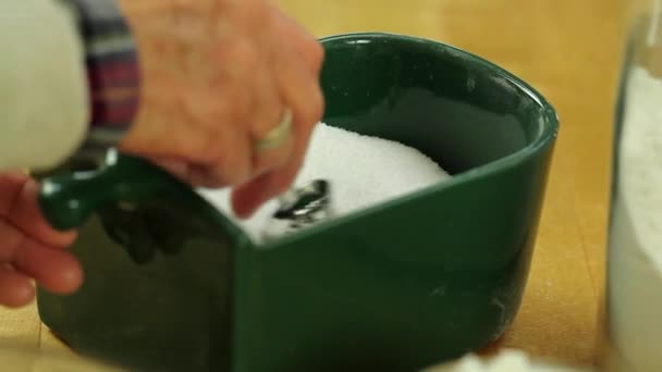 Femme obtenir du sel pour la croûte de tarte
 - Séquence, vidéo