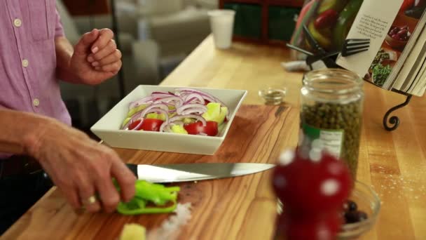 Woman cuts a green pepper - Кадри, відео