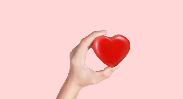 Vörös szívet tartó kezek. szív-egészségügyi adományozási koncepciók - Fotó, kép