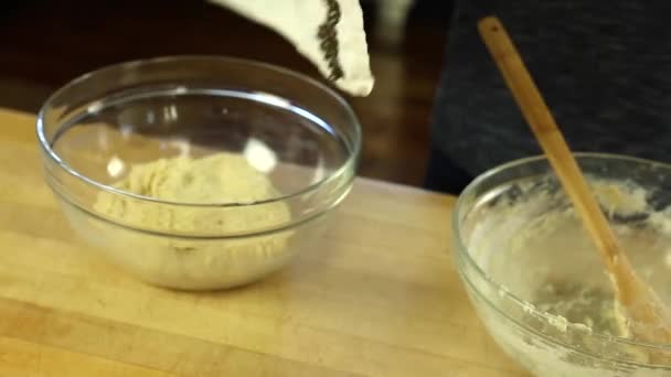 woman covers dough to rise - Imágenes, Vídeo