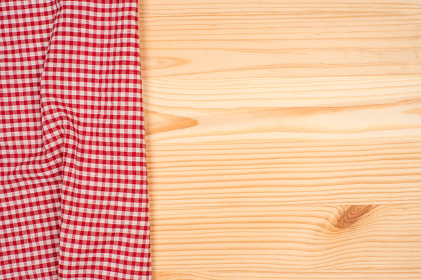 the checkered tablecloth on wooden table - Foto, Imagen
