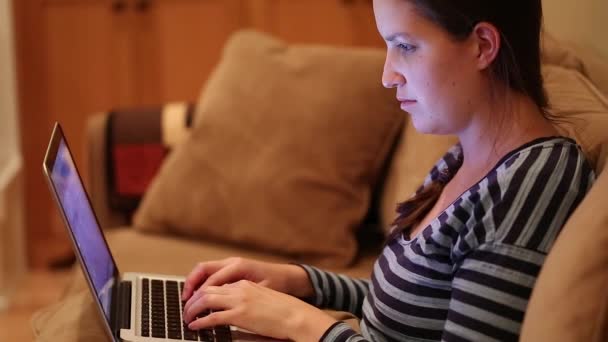 Mujer trabajando en la computadora - Metraje, vídeo