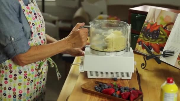 Woman making a delicious fruit tart - Metraje, vídeo