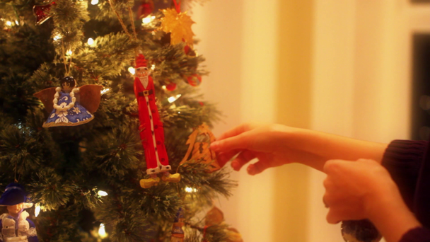 Frau schmückt Weihnachtsbaum - Filmmaterial, Video