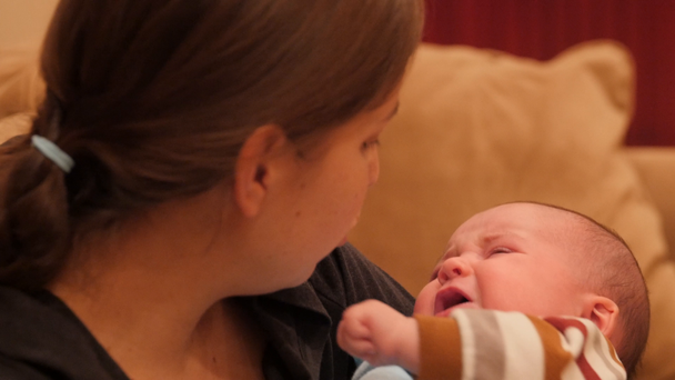 Gyermekét gondozó fiatal anya - Felvétel, videó