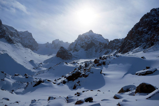 冬の日にトランス・イリ・アルタの風景. トランス・イリ・アルタは北ティアン・シャン山脈の一部である. カザフスタン。 アラマティ. - 写真・画像