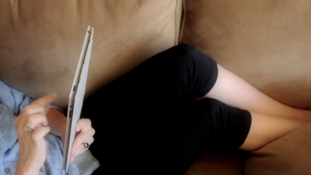 Nainen, jolla on tabletti ostoksilla hääpuku
 - Materiaali, video