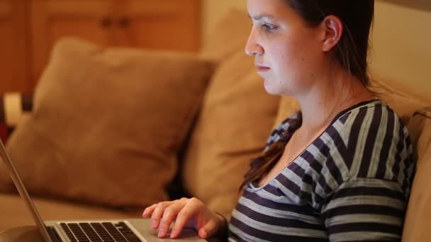woman working on computer - Záběry, video