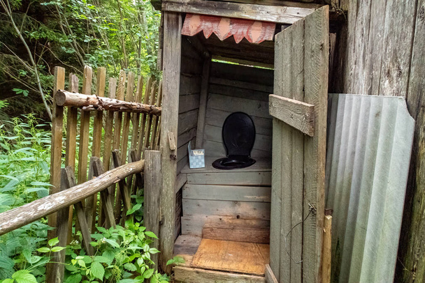 Una toilette vecchio stile  - Foto, immagini