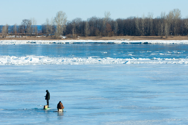 Des pêcheurs d'inondation. Pêcheurs de glace de rivière déchiré. Rivière avec la
  - Photo, image