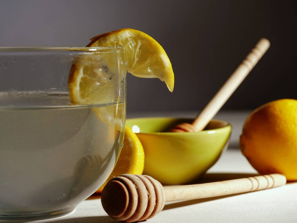 Výroba horkého citrónu a medu pro přirozenou léčbu nachlazení a chřipky medium shot selektivní zaměření - Fotografie, Obrázek