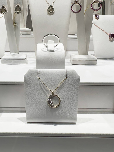  Bijoux diamant femmes bracelets en or de luxe bague et boucle d'oreille dans une bijouterie. - Photo, image