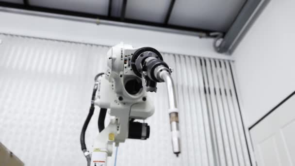 Collaudo di impianti elettrici automatici in macchine a braccio robot industriali utilizzate per la saldatura in istituti di formazione professionale che richiedono precisione e lentezza di movimento. - Filmati, video