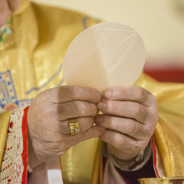 Obispo durante la Sagrada Comunión
 - Foto, imagen