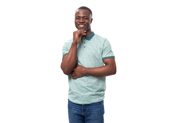νεαρός όμορφος χαμογελαστός Αφρικανός άντρας ντυμένος άνετα στο φόντο του στούντιο. - Φωτογραφία, εικόνα