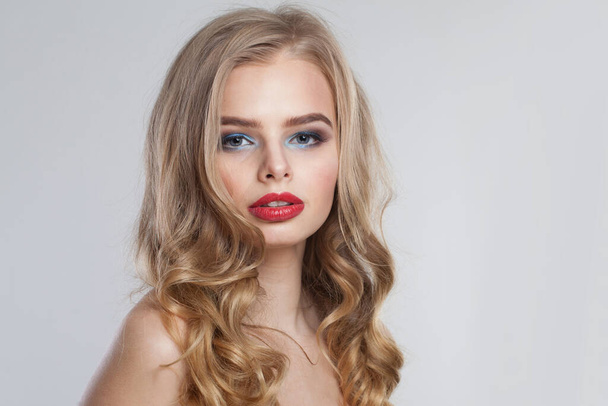 Glorreiche junge Modefrau mit gesunden blonden Haaren und Make-up auf weißem Hintergrund - Foto, Bild