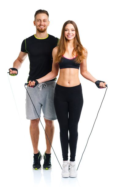 Ευτυχισμένο αθλητική ζευγάρι - άνδρας και γυναίκα με με τα σχοινιά για το whi - Φωτογραφία, εικόνα