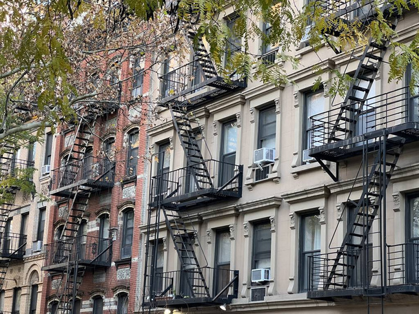 Edifícios coloridos velhos com escada de fogo e árvores em Manhattan New-york, Upper East Side, edifícios casa da frente - Foto, Imagem