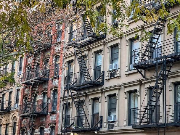 Staré barevné budovy s požárním žebříkem a stromy na Manhattanu, Upper East Side, domy vpředu - Fotografie, Obrázek