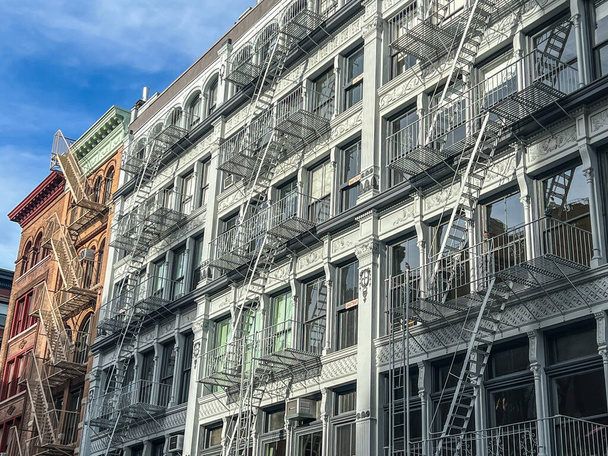 Stare kolorowe budynki z drabiną pożarową na Manhattanie, Upper East Side, fasady budynków - Zdjęcie, obraz
