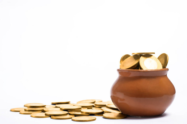 Горшок с золотыми монетами на белом фоне, концепция экономии денег. - Фото, изображение