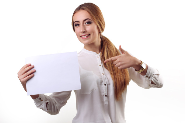 Retrato de mujer de negocios sonriente con los dedos muestra en el papel, i
 - Foto, imagen