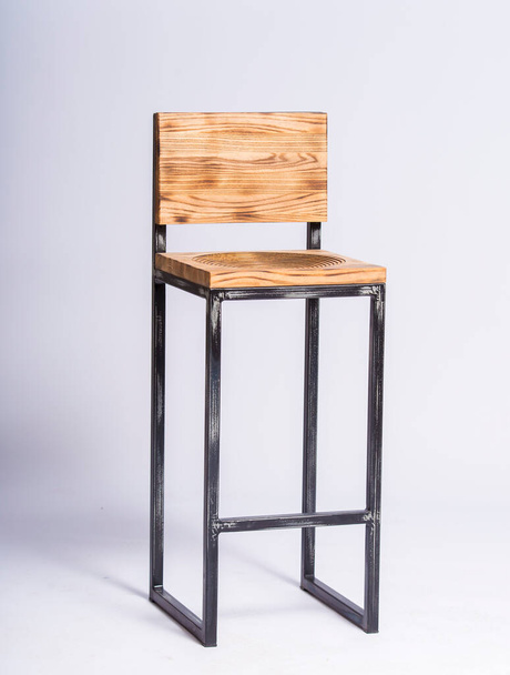 сучасний дерев'яний стілець ізольований на сірому фоні. - Фото, зображення