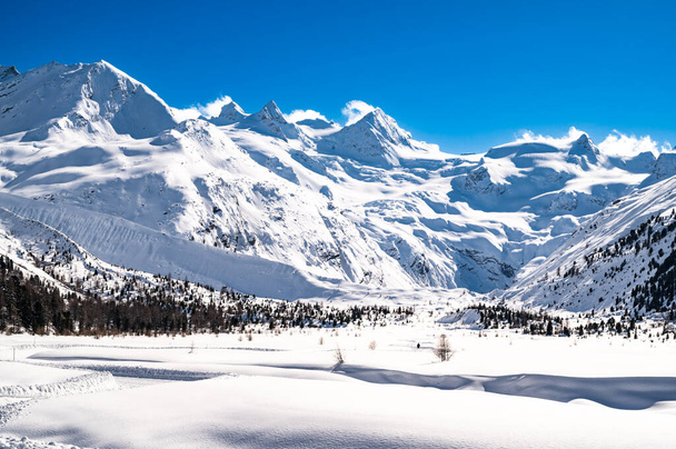 Val Roseg, Engadine, Svájc, télen, hófödte sífutópályákkal. - Fotó, kép