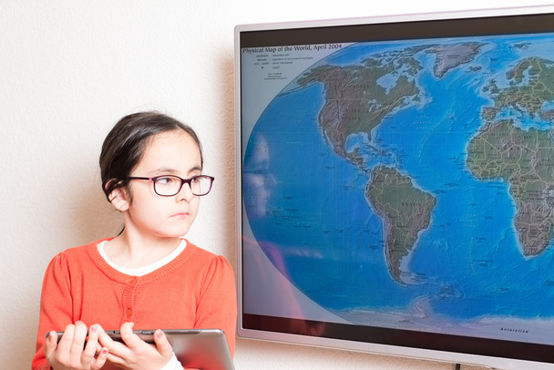 Malá holčička pomocí počítače Tablet Pc a interaktivní televizi za domácí úkol - Fotografie, Obrázek