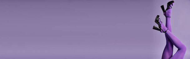 Nuori nainen elinvoimainen violetti sukkahousut taustaa vasten studiossa. - Valokuva, kuva