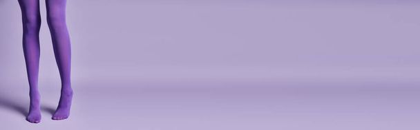 Фиолетовый манекен грациозно стоит перед глубоким фиолетовым фоном, создавая увлекательную и таинственную сцену.. - Фото, изображение