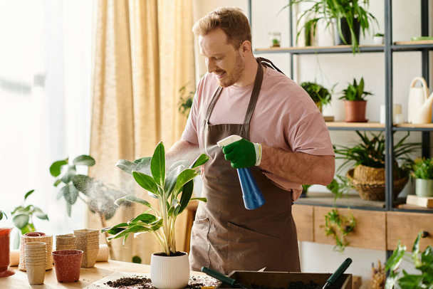 Ein Mann in einer Schürze wässert aufmerksam eine Topfpflanze in einem gemütlichen Pflanzenladen-Ambiente und verkörpert die Essenz des Kleinunternehmens. - Foto, Bild