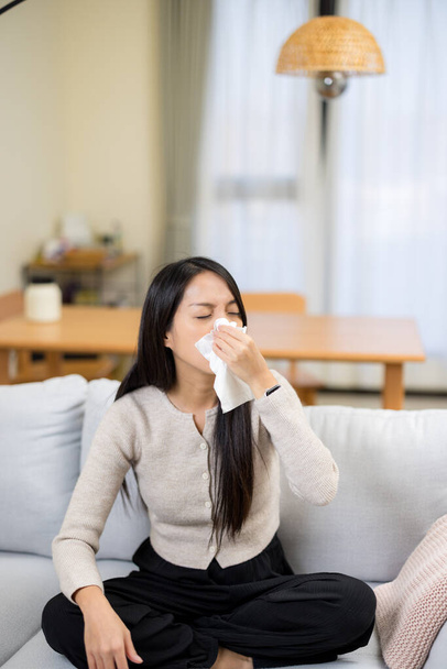 Жінка грип і чхання вдома - Фото, зображення