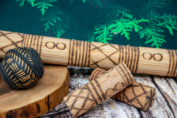 Muzikale traditionele etnische en tribale ritmische idiofoons gemaakt van hout met wat korrels of stuur naar binnen, wanneer gebald geluid maakt, perfect voor het houden van ritme van het lied, zeer populair in Afrika - Foto, afbeelding