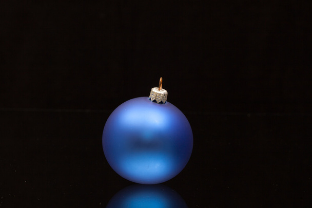 Blaue Weihnachtsdekoration auf einem Glastisch - Foto, Bild