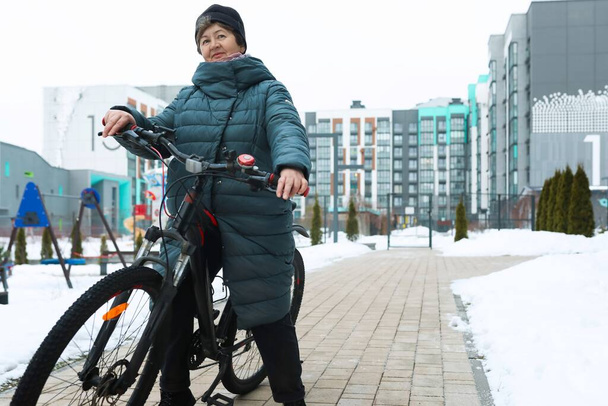 成熟したヨーロッパの女性は長寿を延長し,自転車に乗ります. - 写真・画像